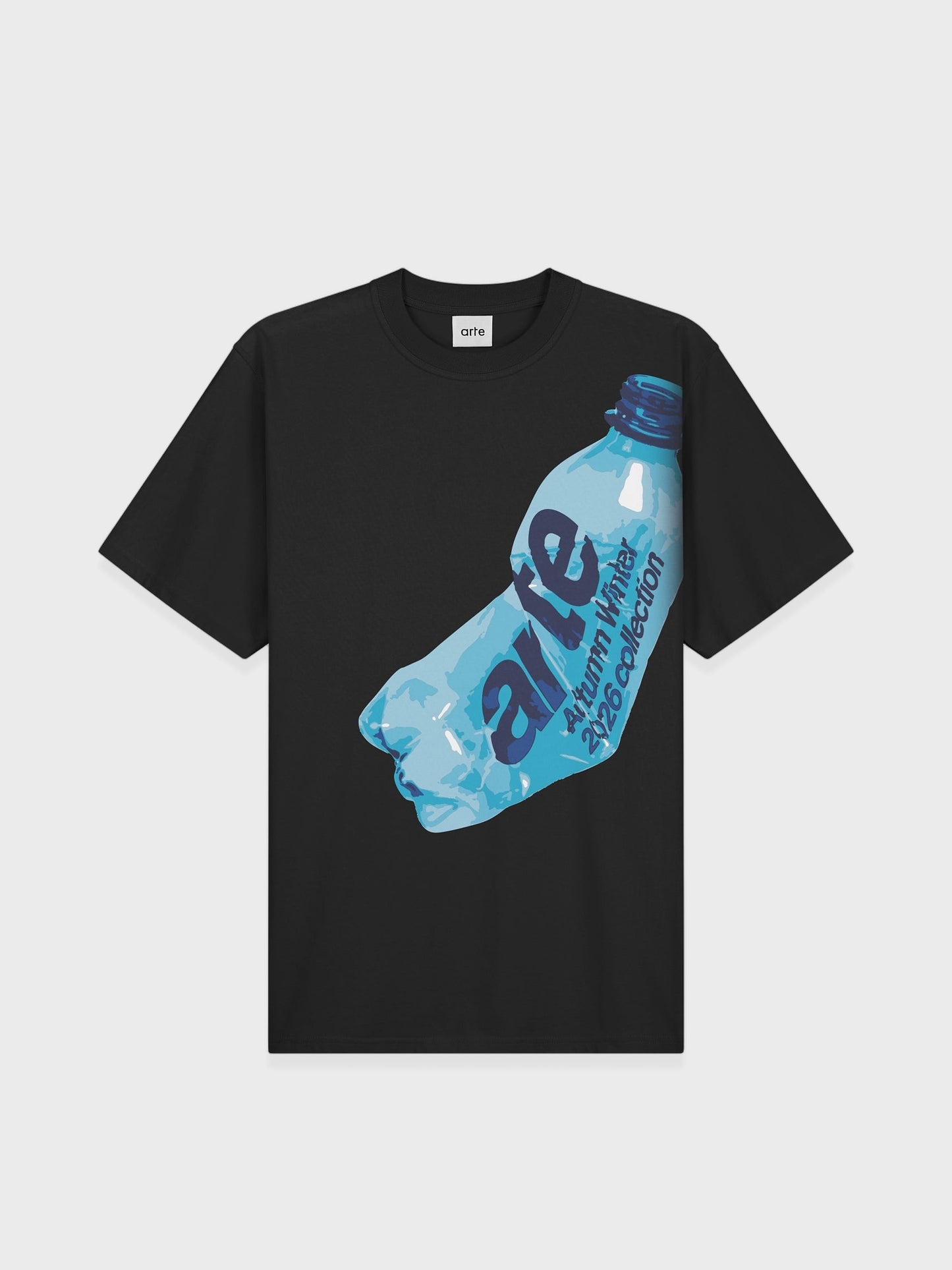 Arte Antwerp Single Use T-shirt in zwart met print van plastic fles op voorkant