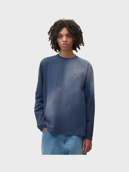 Stencil Sunfade Longsleeve — gedragen, voorkant