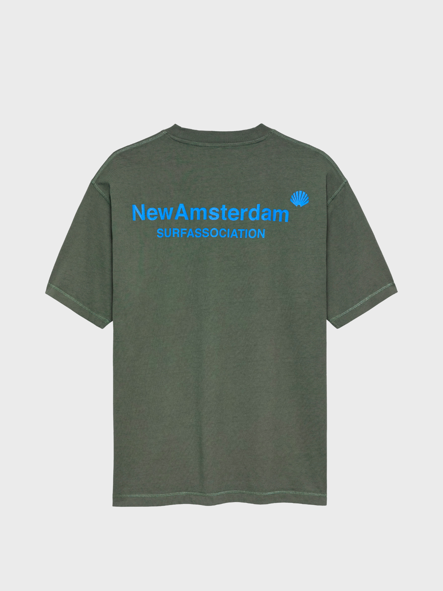 New Amsterdam Surf Association Logo Tee in diepzeegroentint, voorkant met blauw logo en schelp-icoon