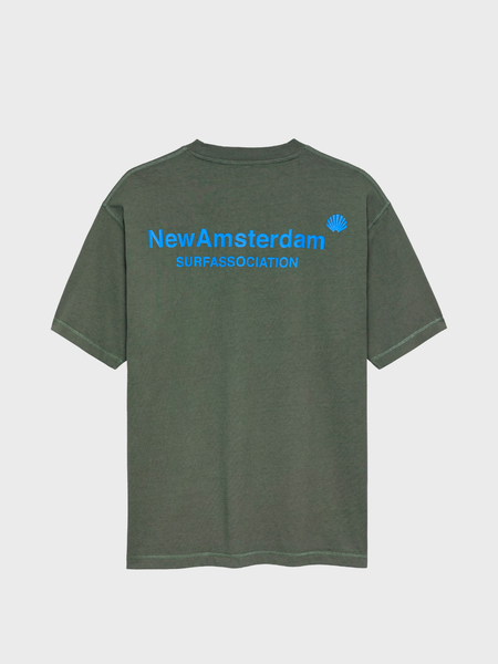 New Amsterdam Surf Association Logo Tee in diepzeegroentint, voorkant met blauw logo en schelp-icoon