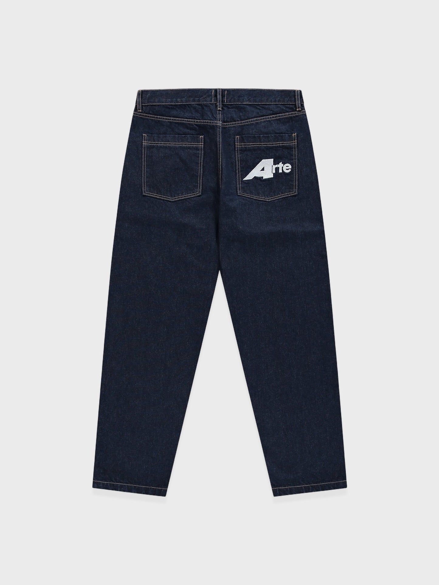 Arte Antwerp Big a Uniform Denim jeans in donkerblauwe denim, achterkant met merkprint op rechterzak