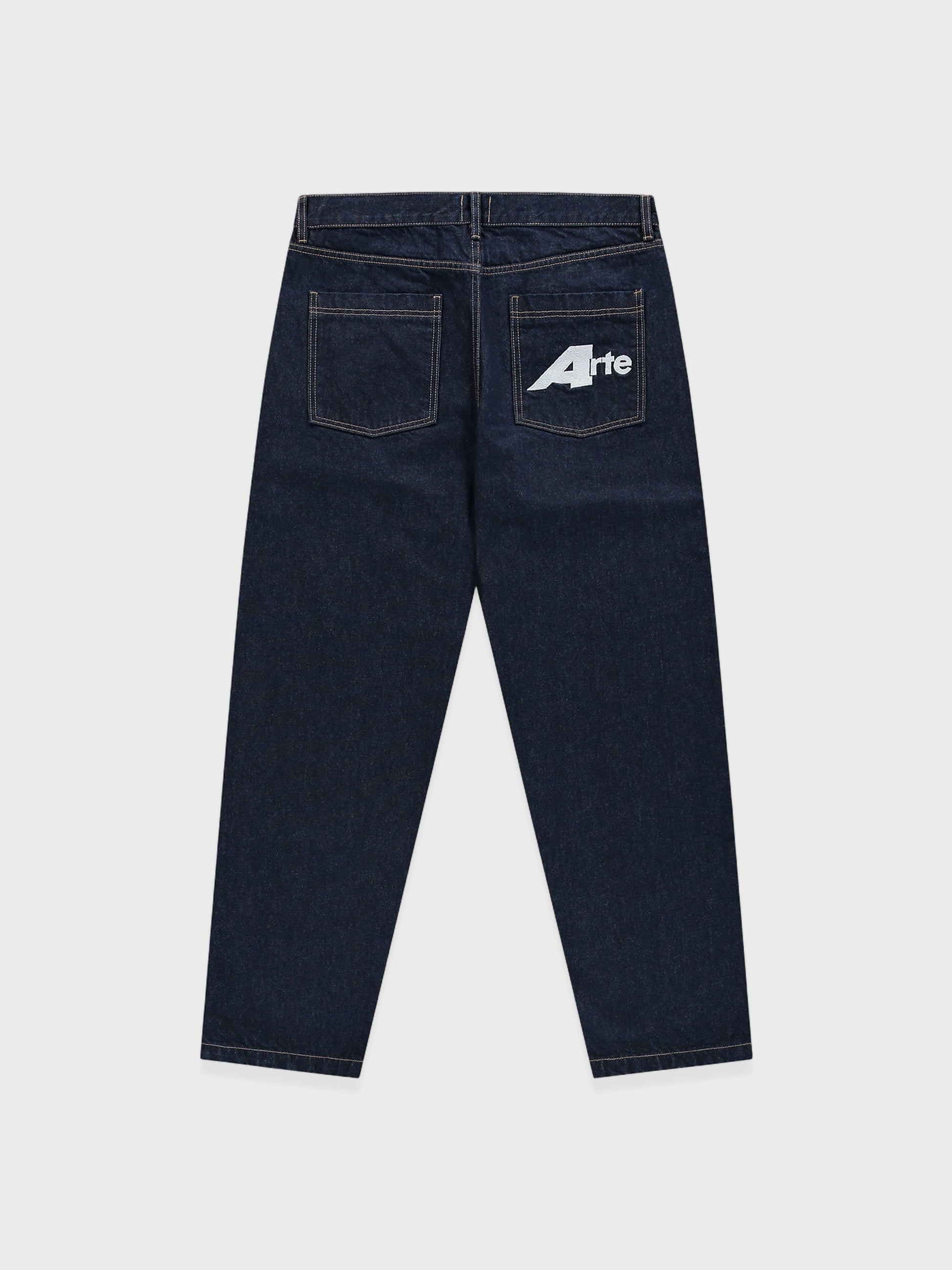 Arte Antwerp Big a Uniform Denim jeans in donkerblauwe denim, achterkant met merkprint op rechterzak