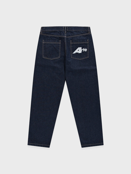 Arte Antwerp Big a Uniform Denim jeans in donkerblauwe denim, achterkant met merkprint op rechterzak