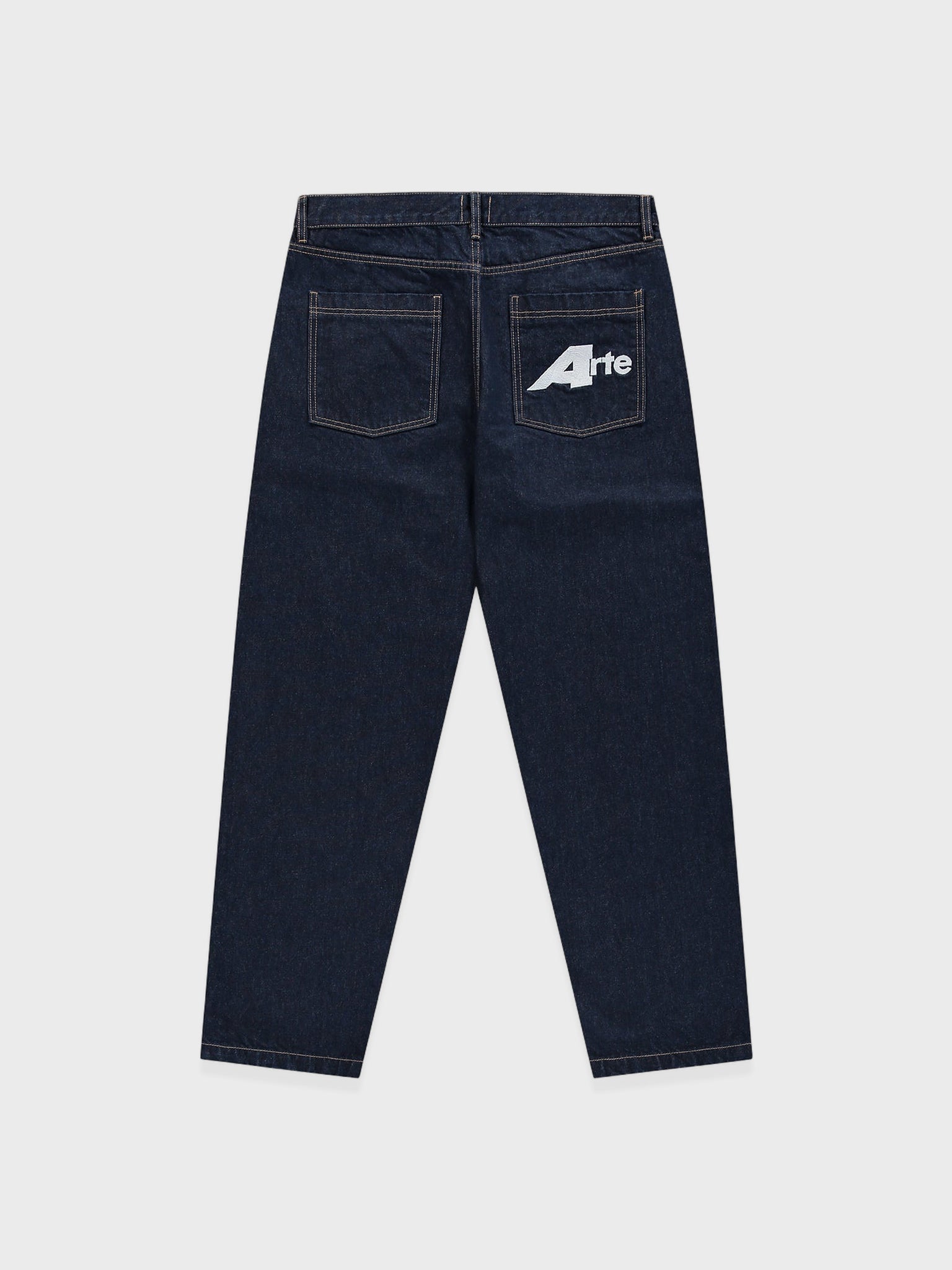 Arte Antwerp Big a Uniform Denim jeans in donkerblauwe denim, achterkant met merkprint op rechterzak