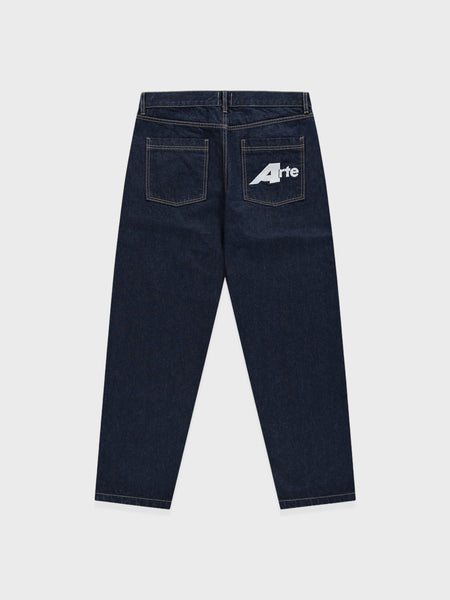 Arte Antwerp Big a Uniform Denim jeans in donkerblauwe denim, achterkant met merkprint op rechterzak