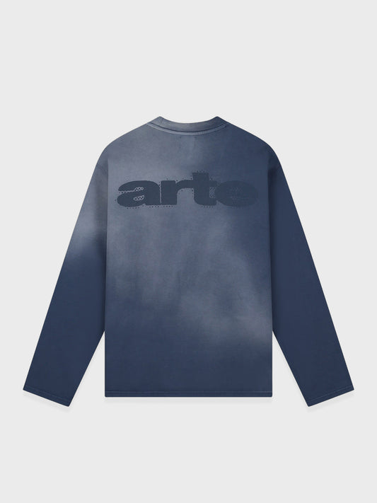 Arte Antwerp Stencil Sunfade Longsleeve in Navy met gedempte print op voorkant