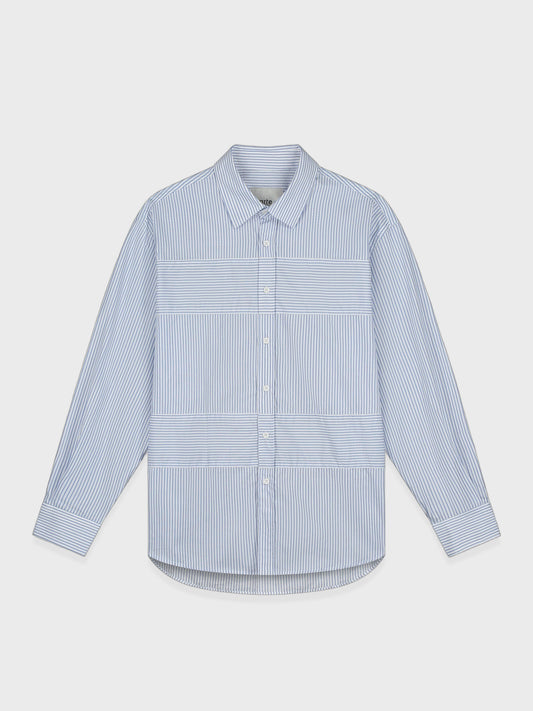 Arte Antwerp Striped Gallery Shirt in blauw, voorkant met verticale strepen en contrasterende horizontale banden.