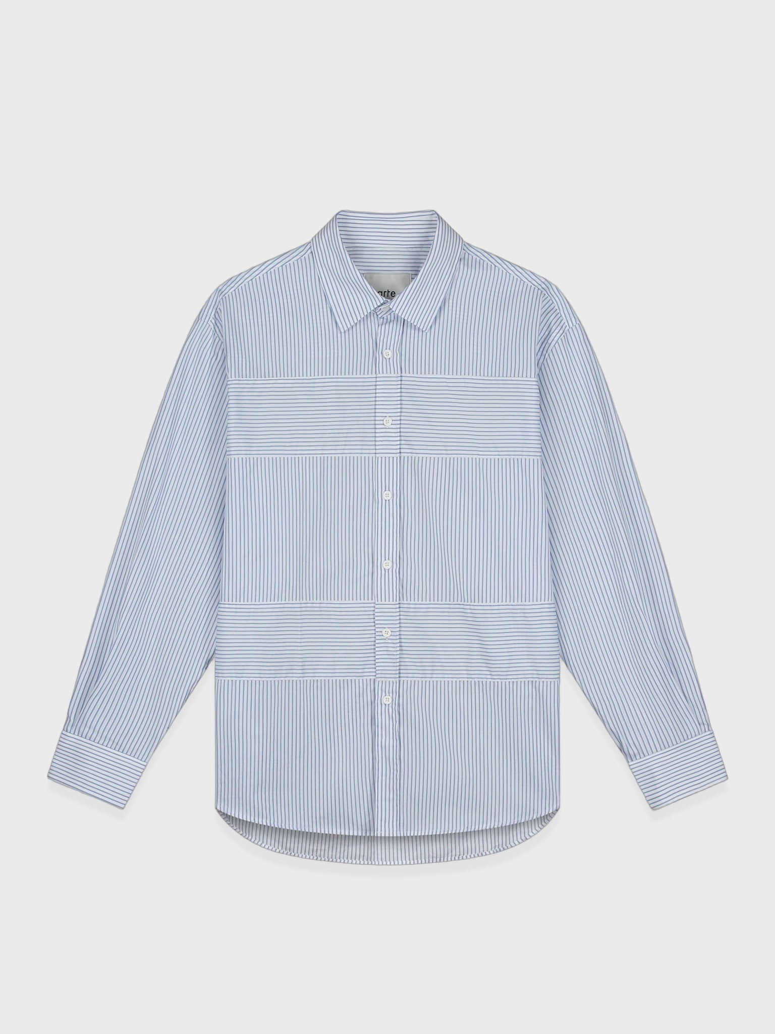 Arte Antwerp Striped Gallery Shirt in blauw, voorkant met verticale strepen en contrasterende horizontale banden.