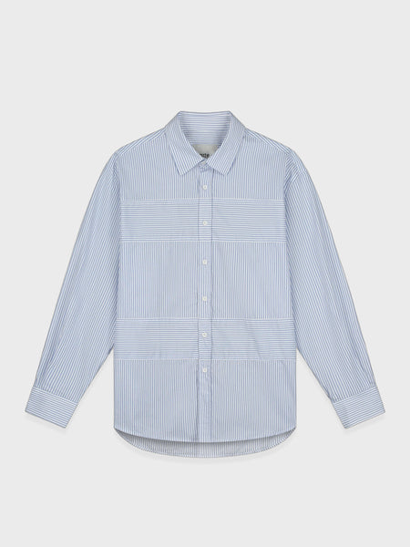Arte Antwerp Striped Gallery Shirt in blauw, voorkant met verticale strepen en contrasterende horizontale banden.